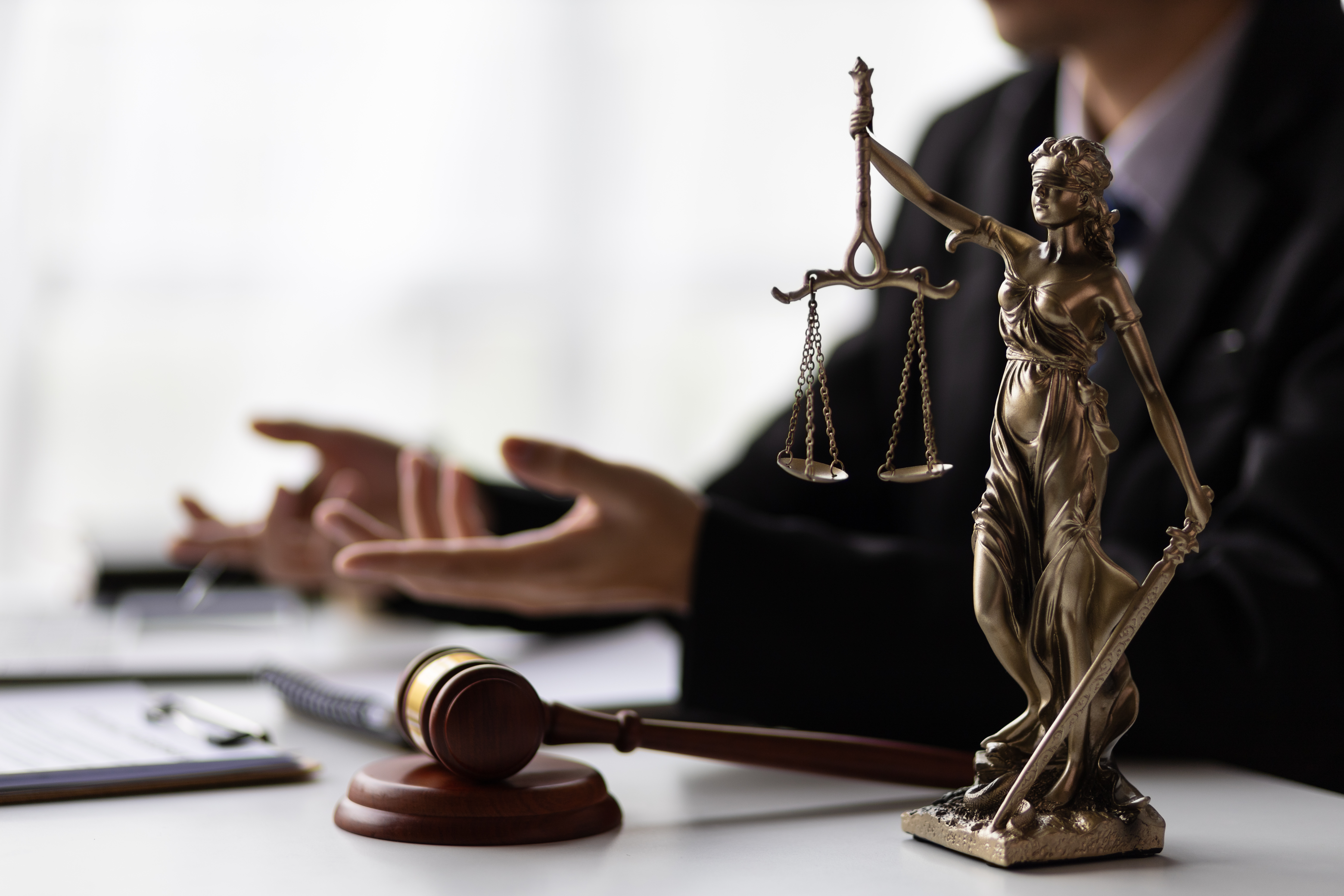 IMAGEN SEGUNDO BLOQUEjustice-statue-with-gavel-and-blurred-figure-2026-01-09-10-10-36-utc